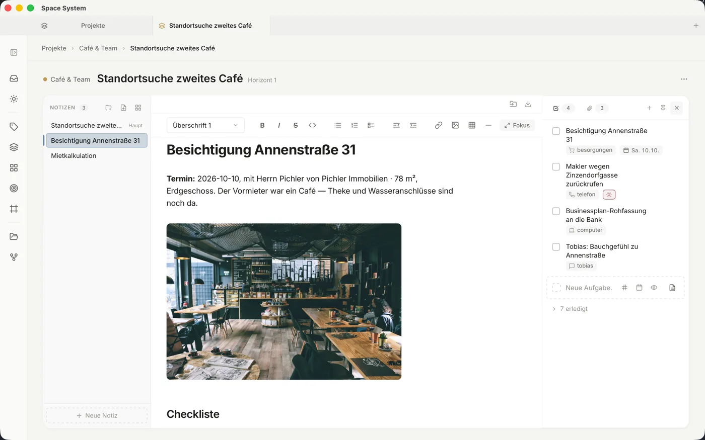 Ein Projekt mit Notizen links, der Projektnotiz in der Mitte und den nächsten Schritten rechts.